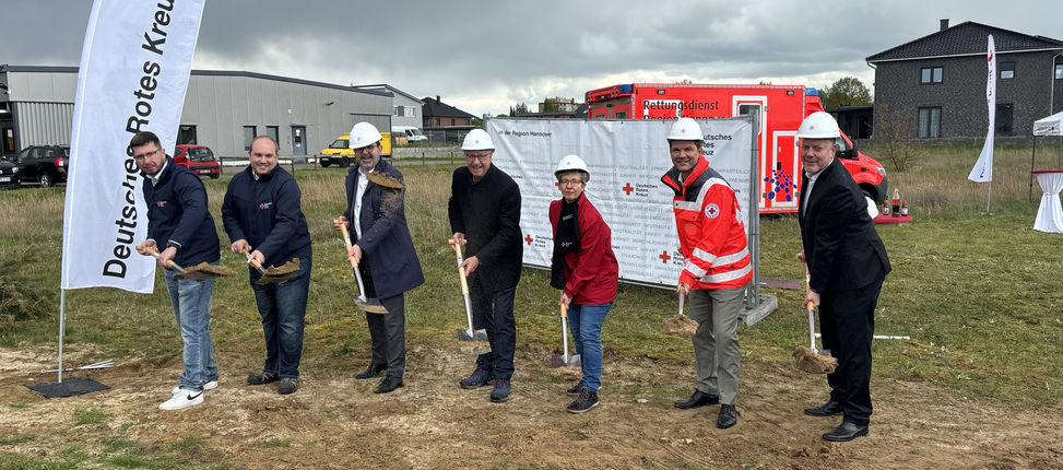 <p><a href="https://www.drk-hannover.de/aktuelles/detailansicht/deutsches-rotes-kreuz-setzt-meilenstein-fuer-neue-rettungswache-in-burgdorf">Neue Rettungswache&nbsp;in Burgdorf</a></p>
<p>Spatenstich als Startschuss für die neue Rettungswache in Burgdorf. <a href="https://www.drk-hannover.de/aktuelles/detailansicht/deutsches-rotes-kreuz-setzt-meilenstein-fuer-neue-rettungswache-in-burgdorf">Weiterlesen </a></p>